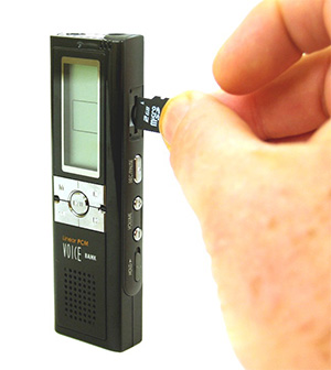 world's smallest digital voice recorder featuring uncompressed broadcast quality